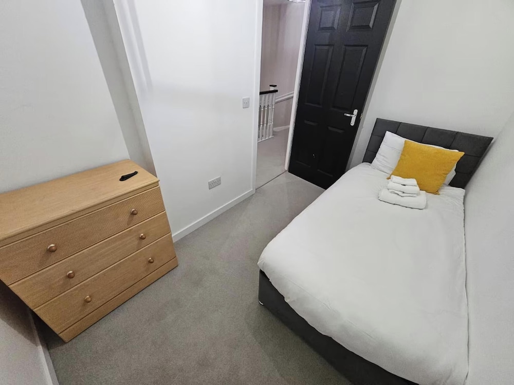 Charming 3 Bed Home in Stepps, Glasgow - Garden & Patio
