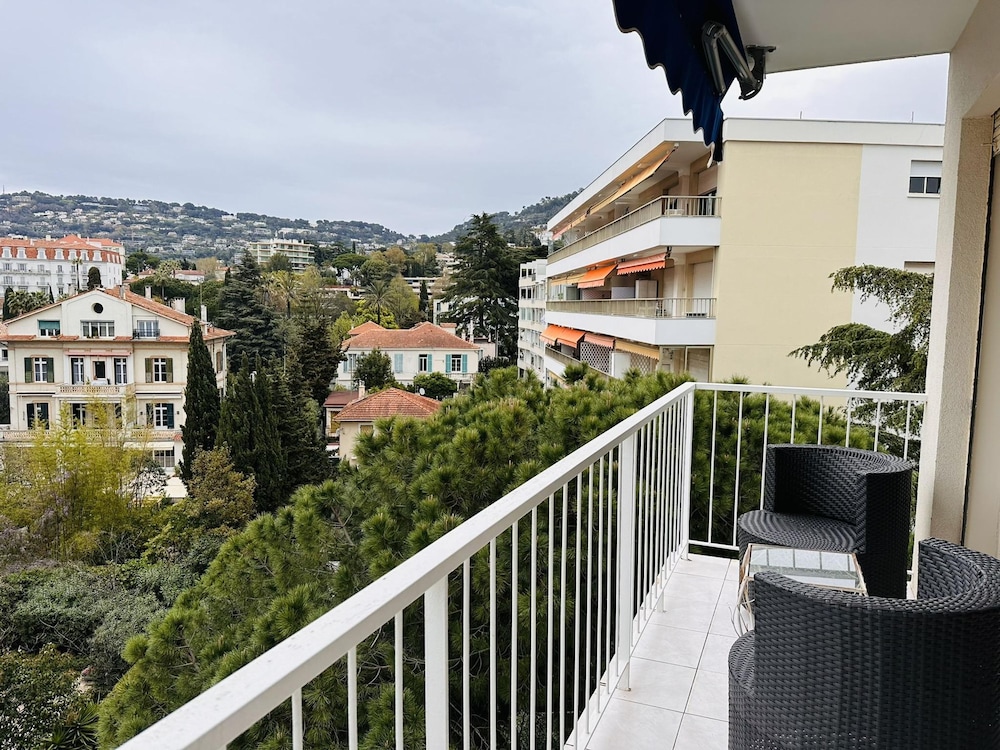 Two Bed Apt in the Center of Cannes - 2229