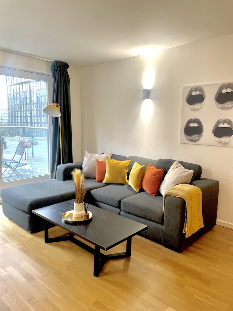 City Suite - Rooftop Spa - Balcony - Skyline View
