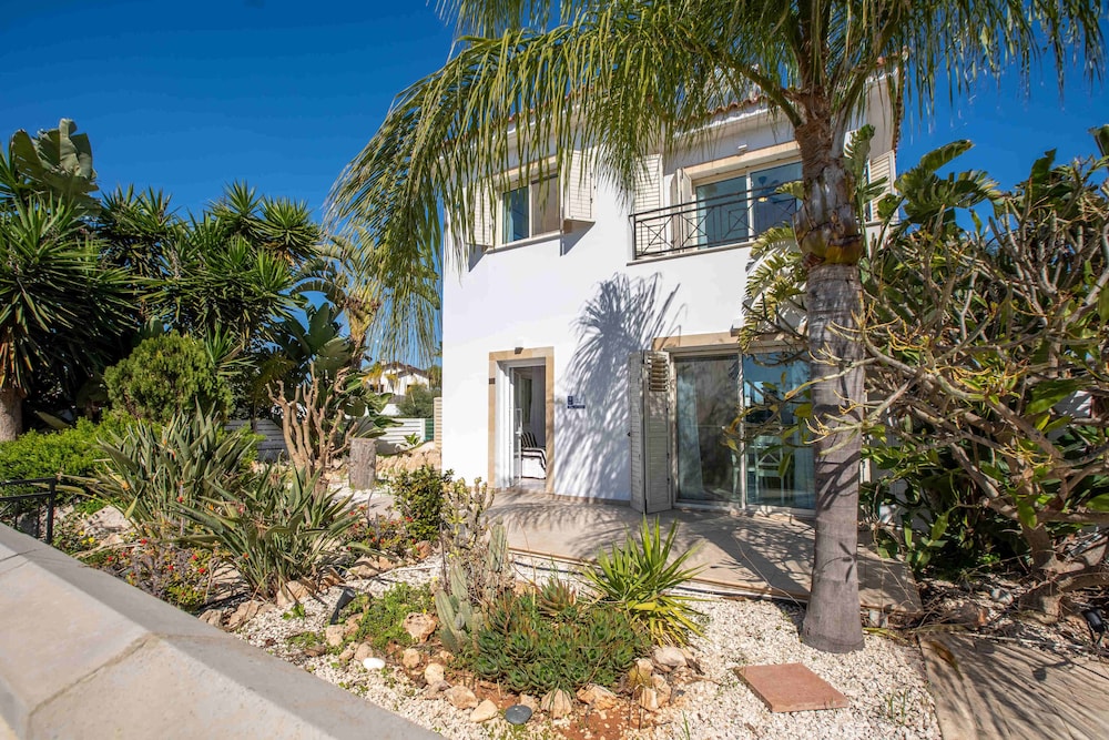 Phaedrus Living Luxury Villa Oceania