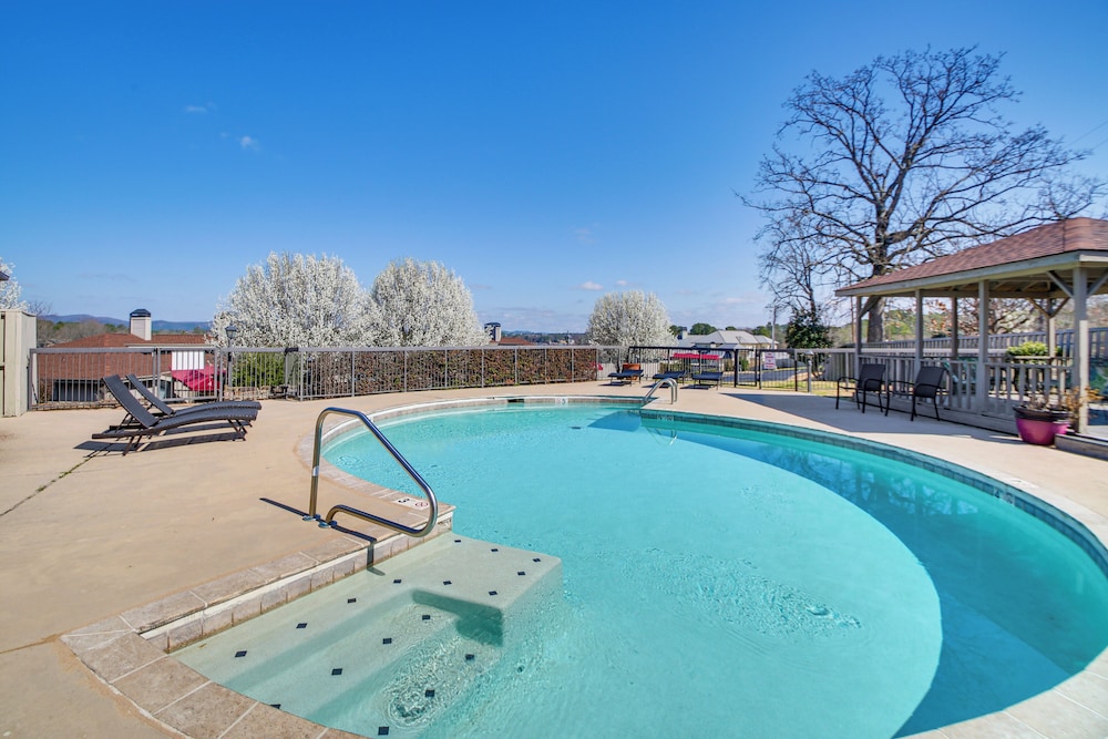 Million-dollar Views: Condo on Lake Hamilton!