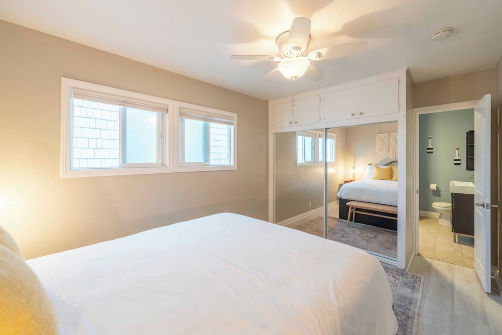 Waterfront Newport Condos w. Dock Access, Walk to Balboa Fun Zone and Beach