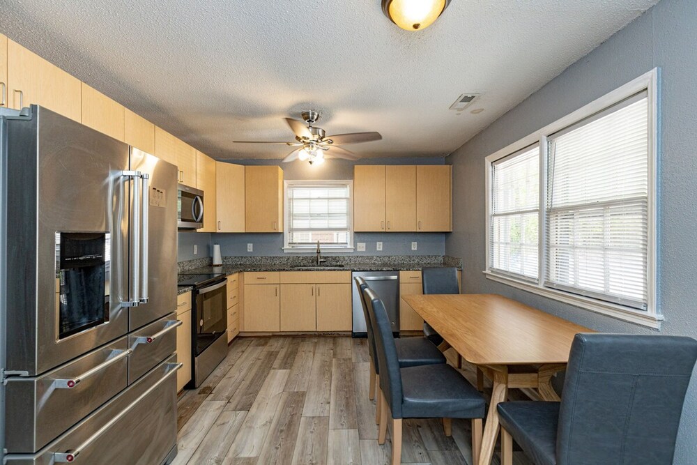 Cozy 3BR Home Patio Grill Free Parking Wi-fi - Property Image 7