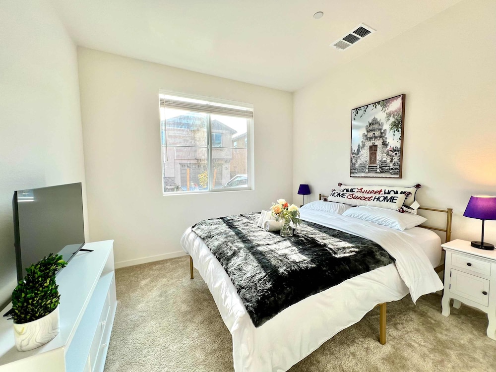Sunny Stylish Near LA 4BR Home w Desks Lounge