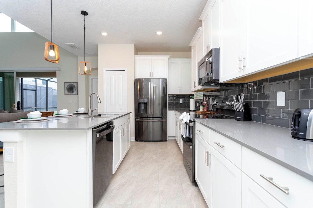 Gorgeous 5Bd Single Family w Pool Storey Lake 2767o
