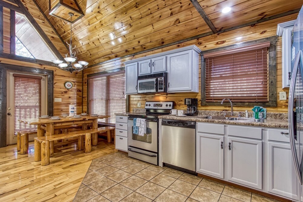Gatlinburg Enchantment - 3br - 3ba Sleeps 10! 3 Bedroom Cabin view 4