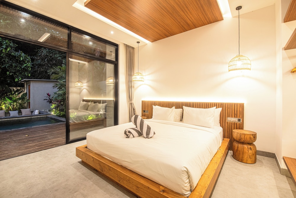 Elegant 5BR Canggu Villa 400m to Pristine Beach