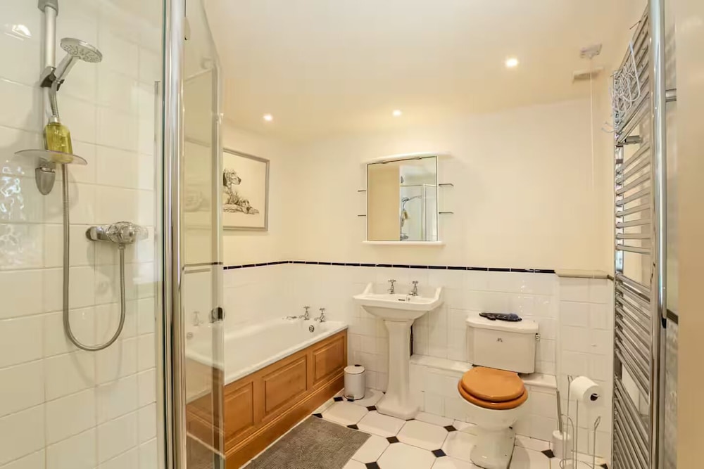 Priory Courtyard - 3 Bedroom Escape