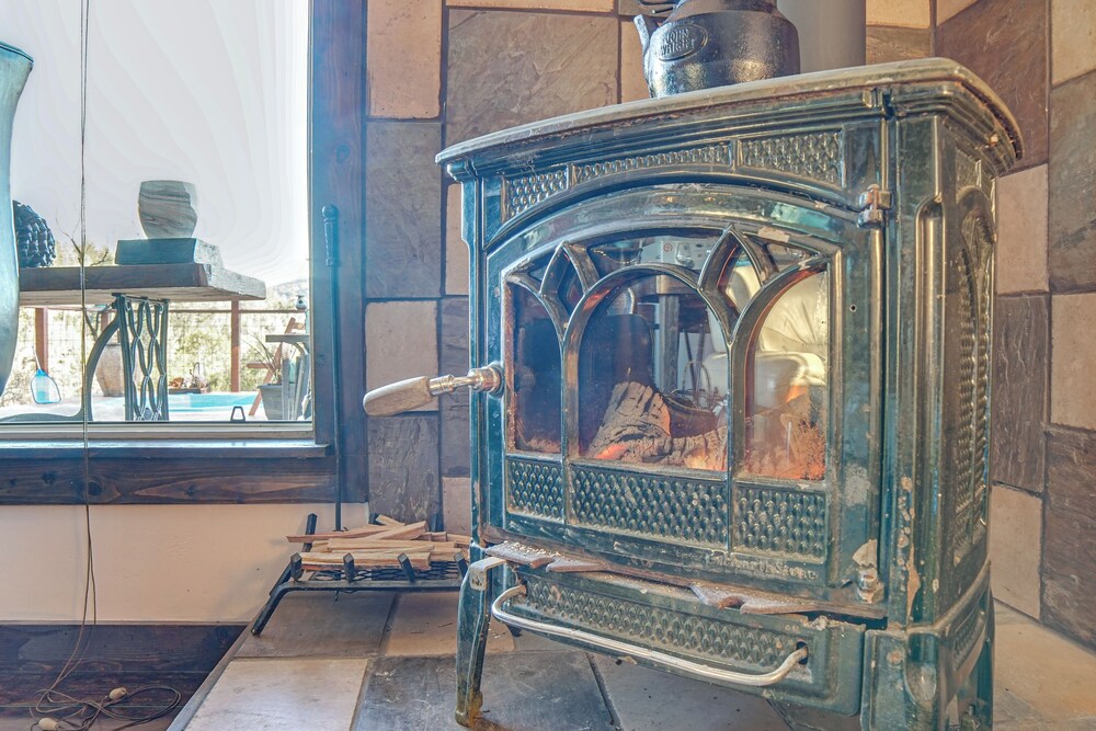 Hot Tub + Fire Pit: Secluded Dos Rios Escape!