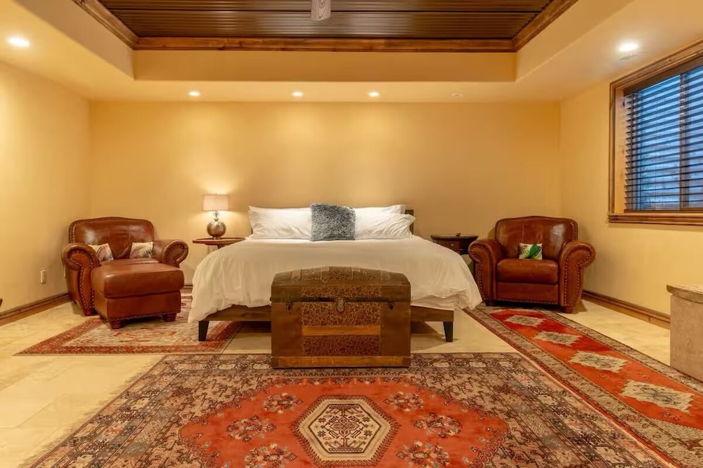 14 Guests 5BR 2BA Game room and Living