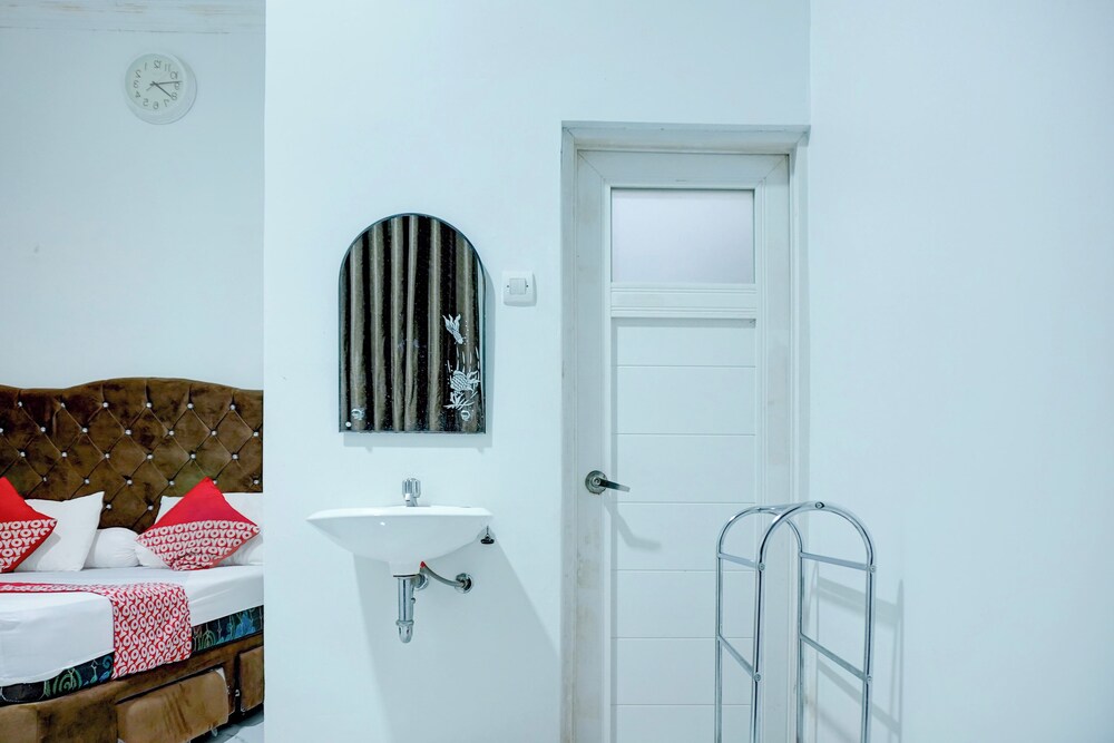 Hotel O Stasiun Cirebon Kejaksan Near Alun Alun Cirebon Formerly Family Homestay