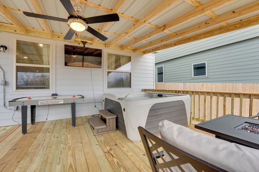 6 Mi to Lackland Afb: Hot Tub, Pool & Game Room!