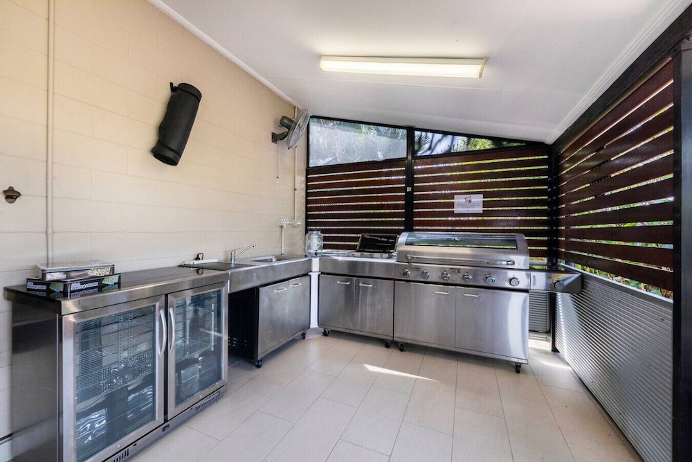Nature s Nest Pool SPA Outdoor Kitchen Dining