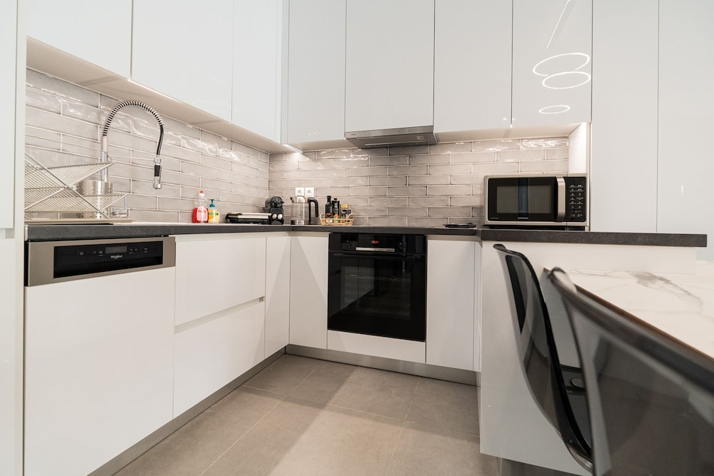 LIV - Luminous Spacious Apartment in Pagrati