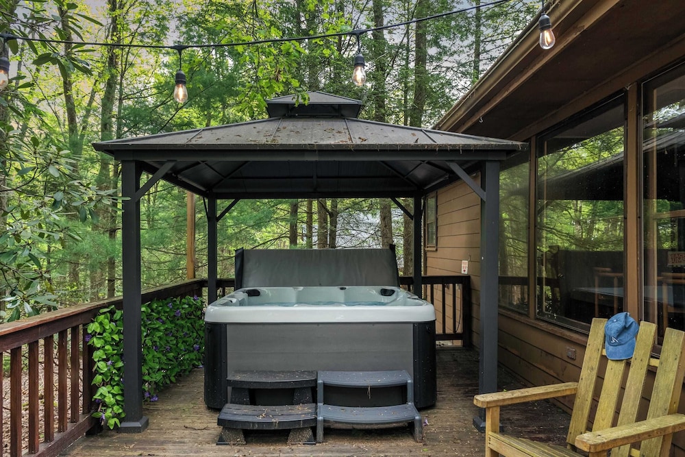 The Horseshoe Hideaway Lake Harmony Cabin w/ Hot Tub & Game Porch