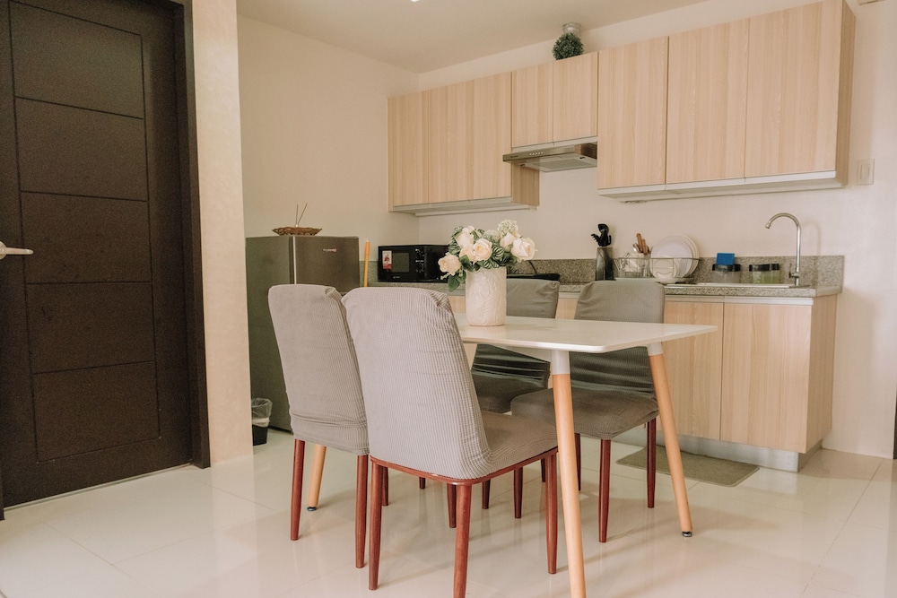 Room-spacious Barkada Gathering