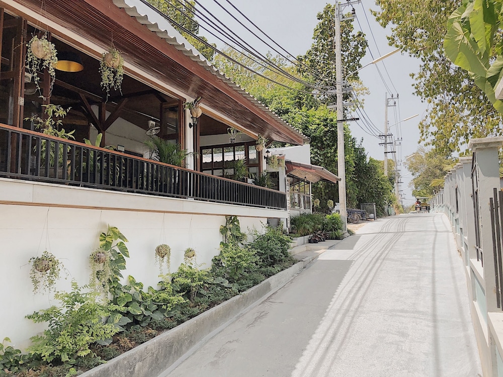 The Reef Hotel & Studios