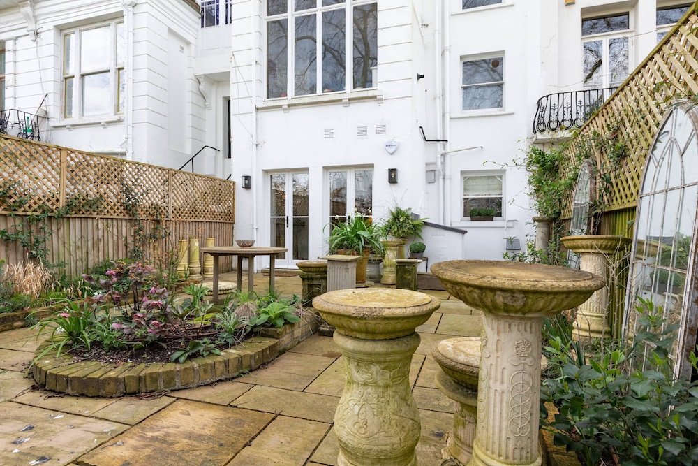 Ladbroke Gardens VII by Onefinestay