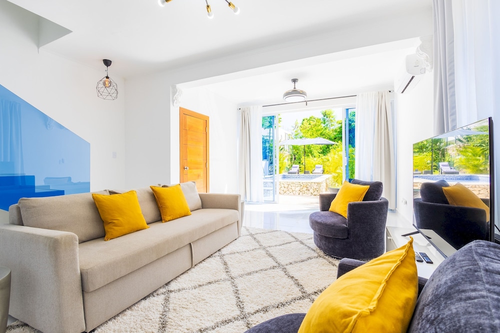 Relaxing 3-bedroom Villa With Pool Rooftop Jacuzzi in a Secluded Setting