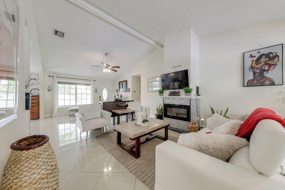 Fishing Dock & Canal Views: Fort Lauderdale Home!