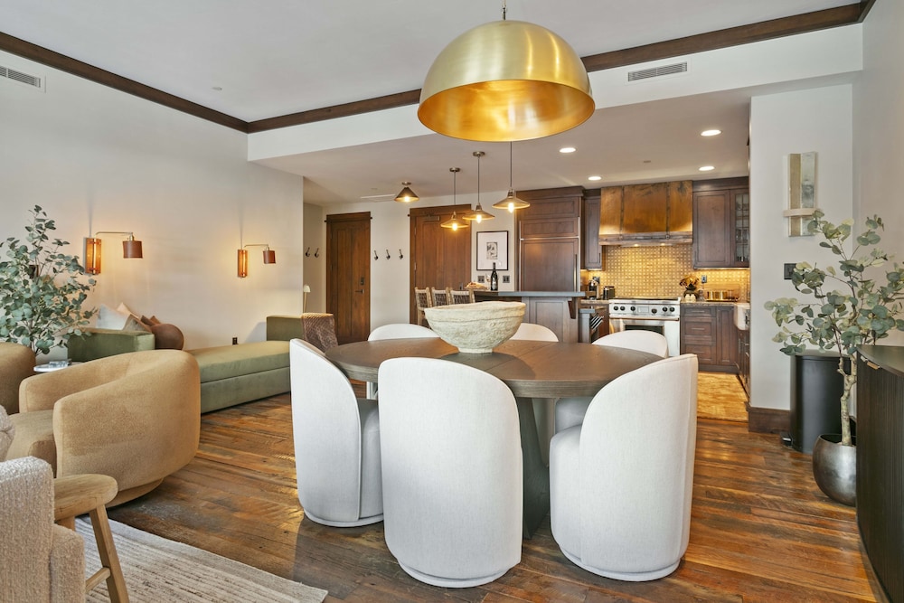 306 - Two Bedroom Arrowleaf 2 Condo