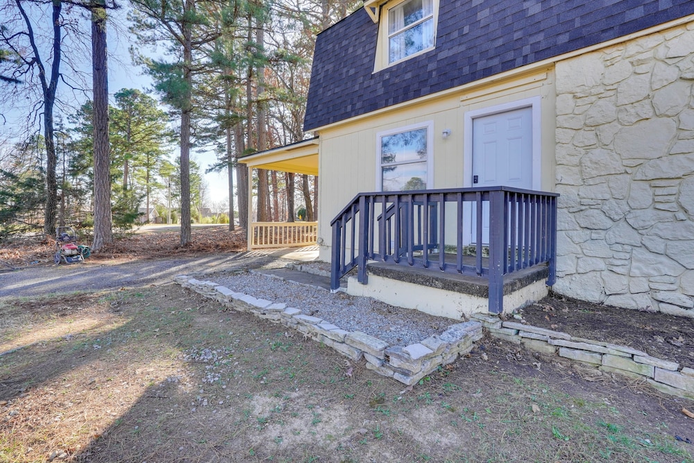 Chic Farmhouse, 3Mi to Lake-pet Friendly & Golfing