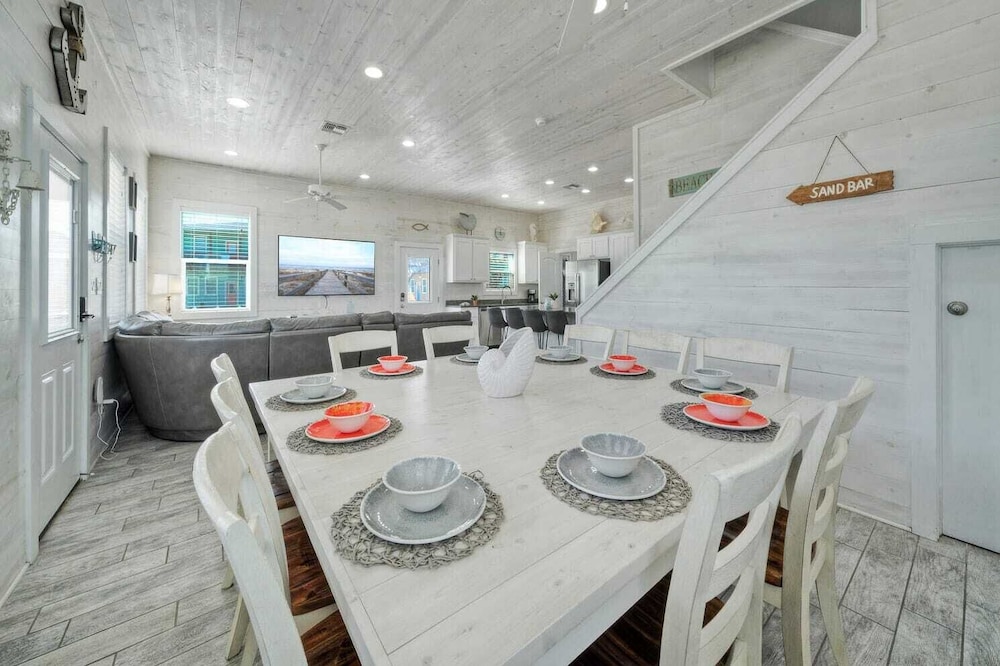 Sleeps 24, 2 Homes 2blocks to the Beach, Pool, Game Room, Patio w/ Outdoor Bar