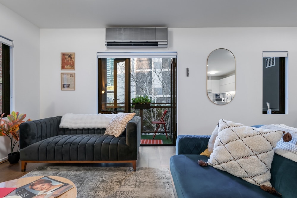 Riverside 2-bed Apartment With Balcony & Parking