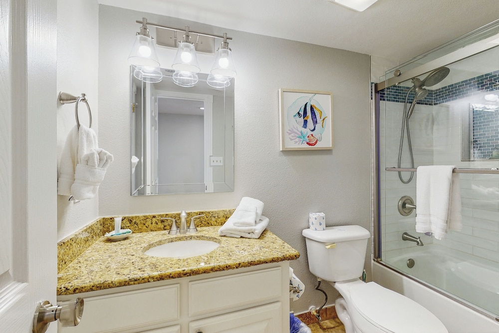 3BR Beachfront Condo w/ Pools & Balcony