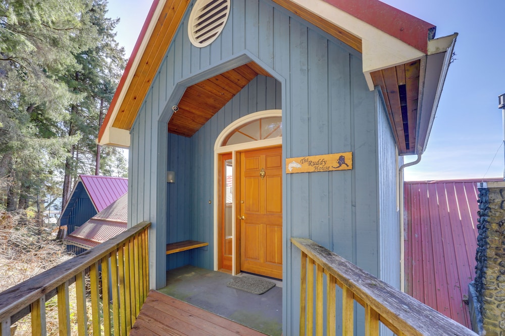 9 Mi to Mendenhall Glacier: Waterfront Juneau Home
