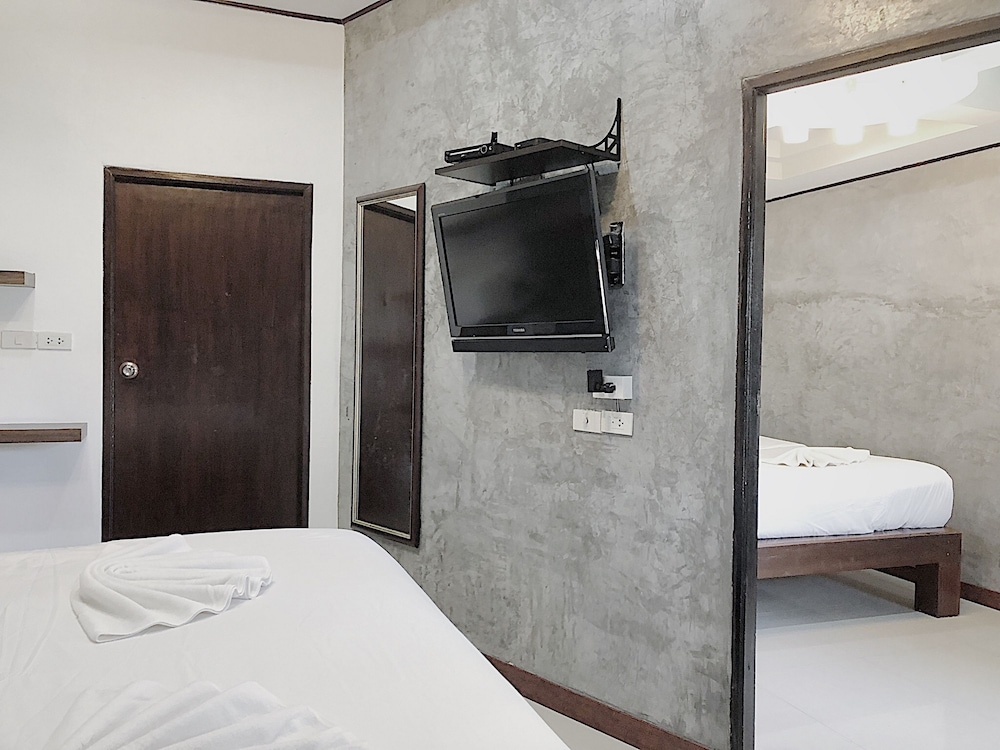 The Reef Hotel & Studios