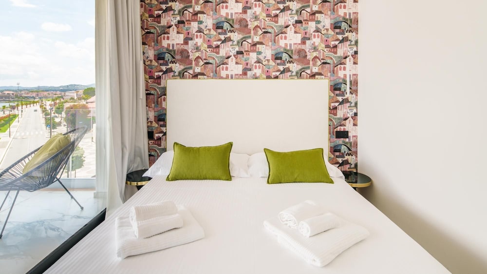 Welcomely - Deluxe Room - Amii Stewart view 5
