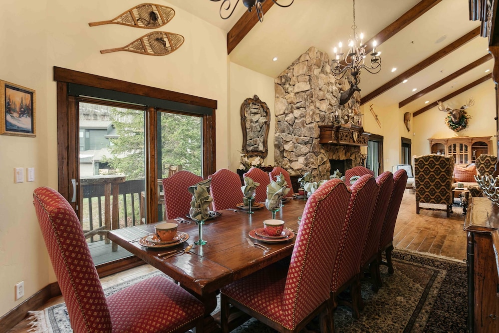 1617 - Six Bedroom plus Den Lakeside 6 Condo
