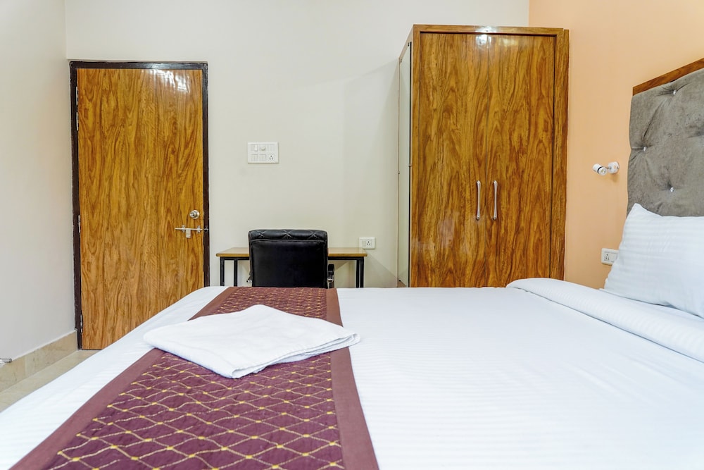 Navneeta Grand Hotel & Banquet Hall