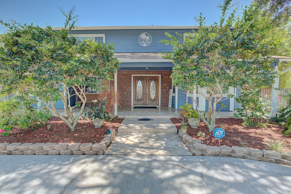 Spacious 4 3 Retreat- Heated Pool-playroom