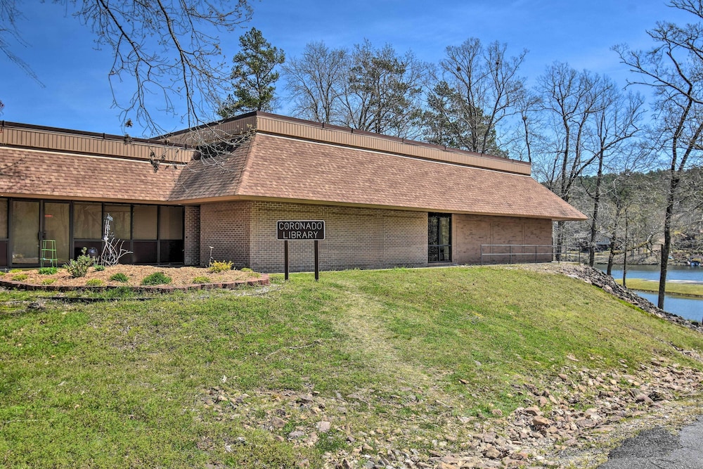 Walk to Lake Desoto: Hot Springs Village Retreat!