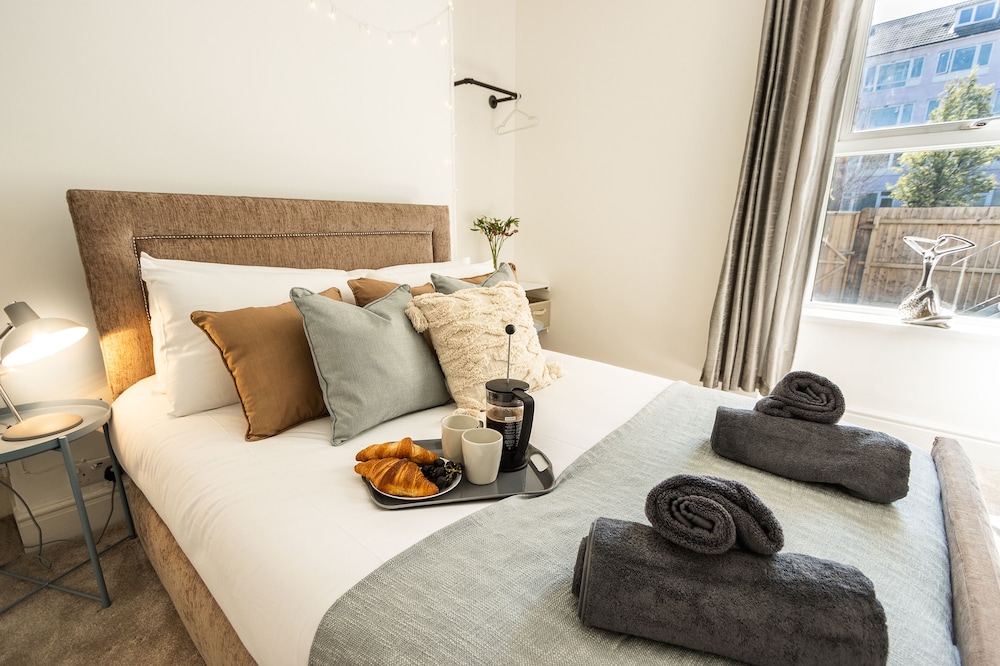 Stunning 1 Bedroom Apartment - Plymouth view 5