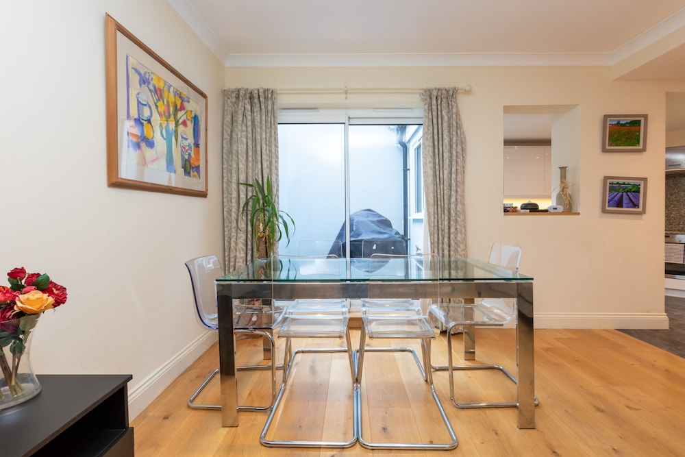 Modern and Bright 3 Bedroom House in Paddington