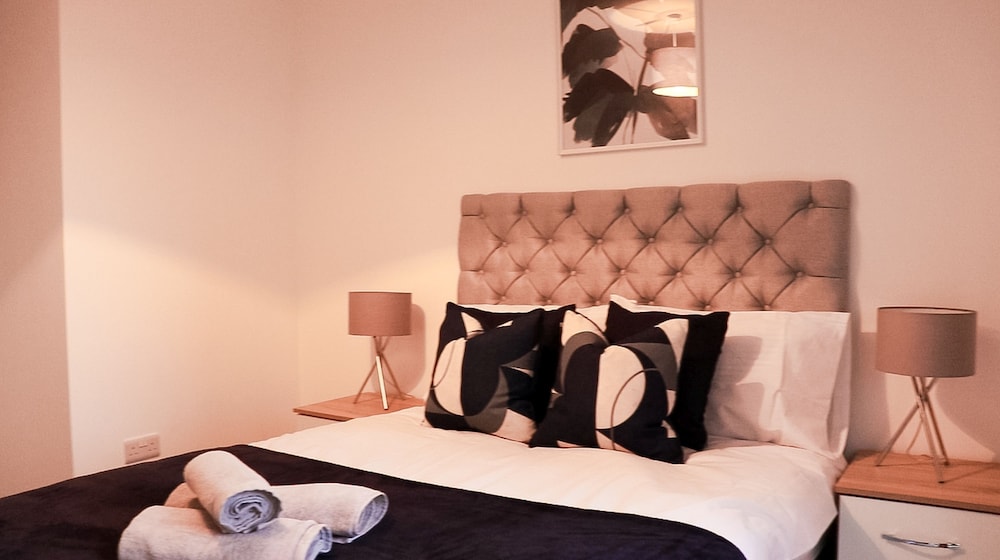 Livestay - 2 Bed Apartment Free Parking Heathrow view 5