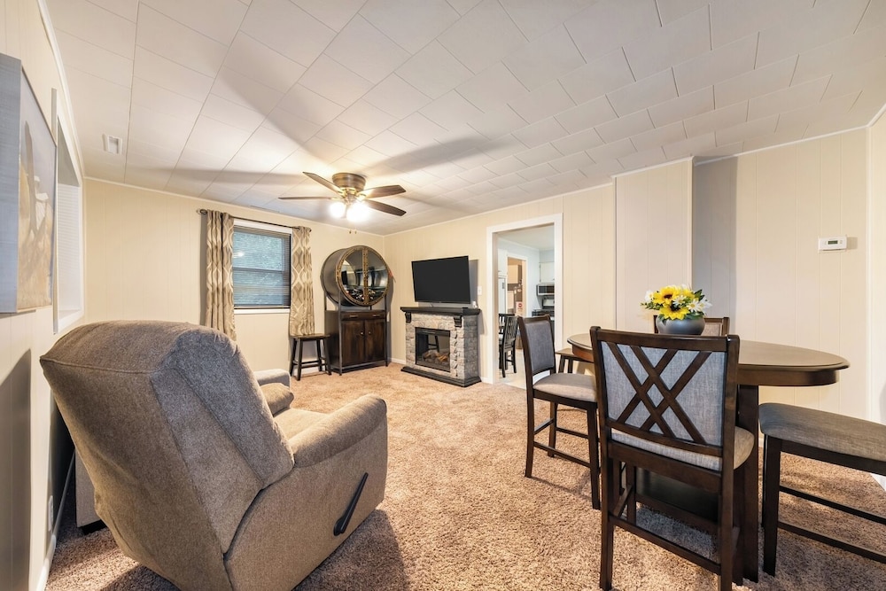 Spacious 3BR House With Firepit & Grill, Near Beach
