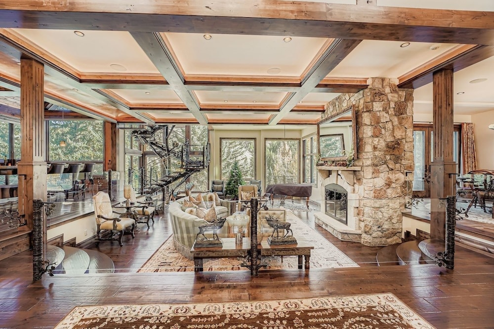 Fairway Drive Retreat 6 Bedroom Home