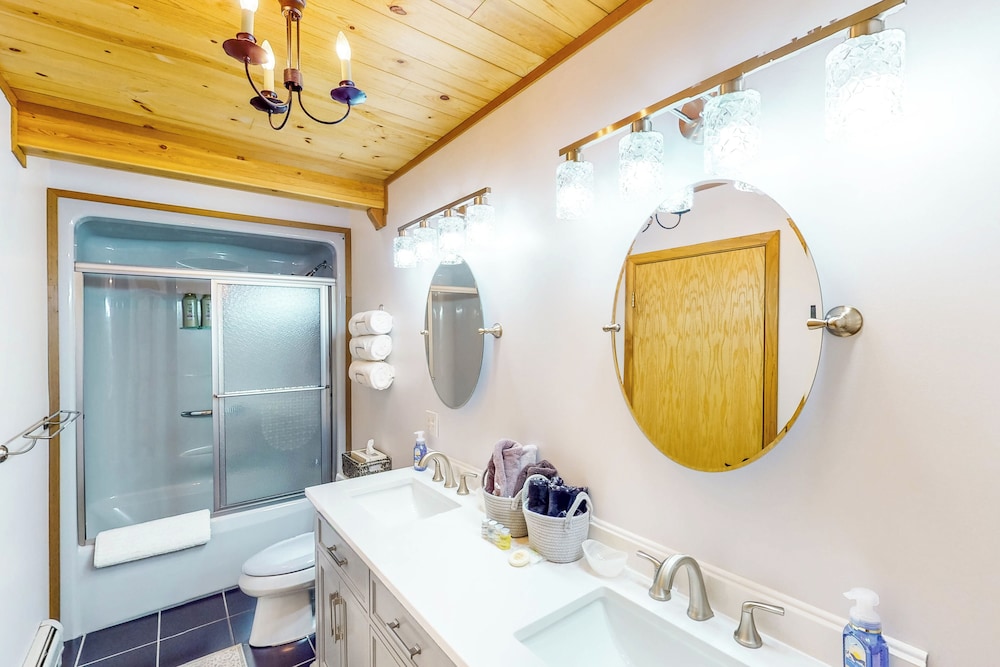 3BR Home w/ Private Hot Tub, Kayaks & Lake Views