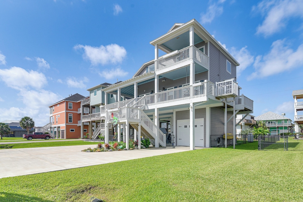 2 Blocks to Shore: Crystal Beach House w/ Yard!