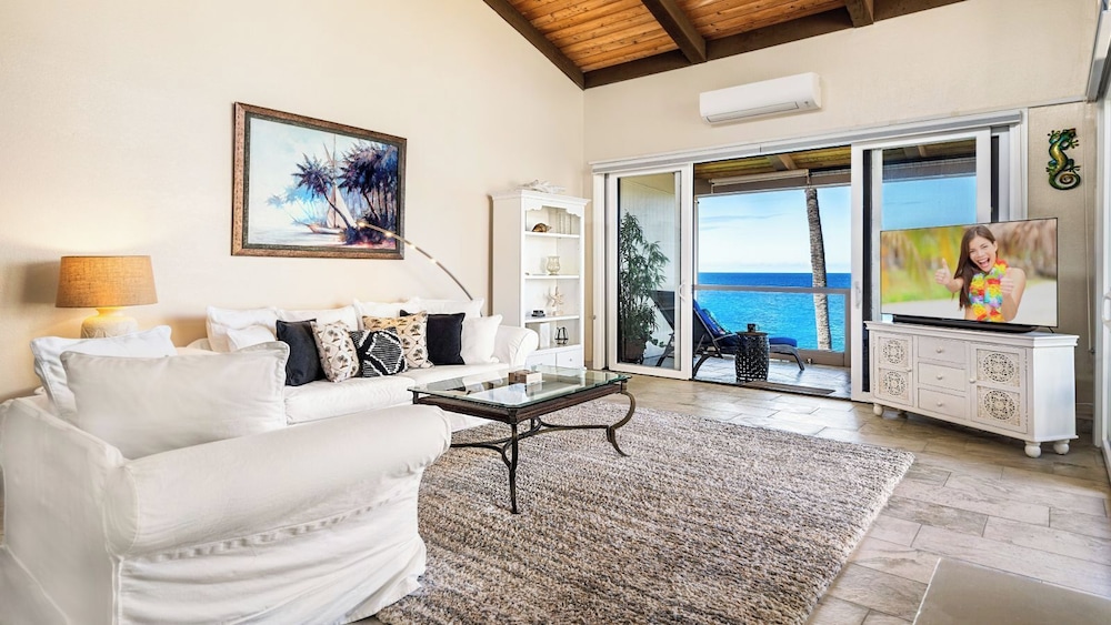Oceanfront Penthouse With Sunset Views, A/C and Wraparound Lanai! - Vrkcv