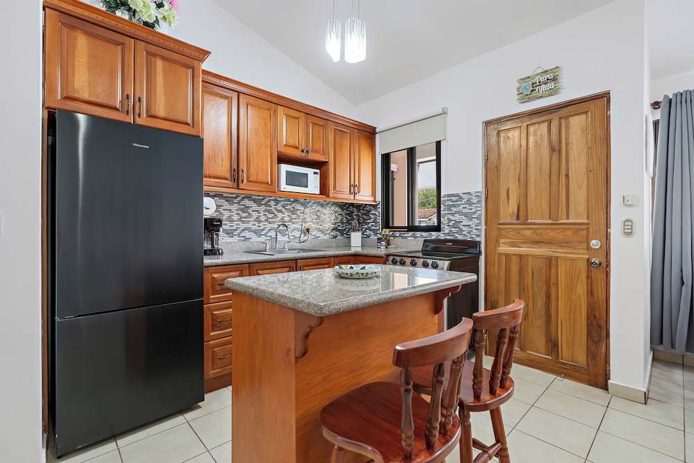 2-BD Condo with Pool, Walk to Beach
