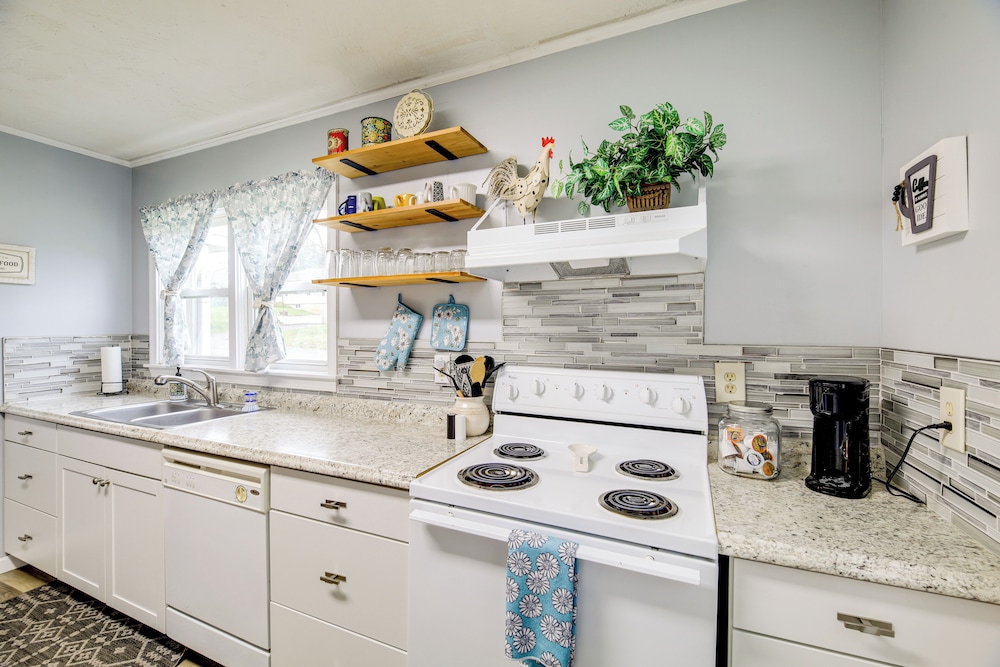 Cozy Home w/ Spacious Yard: 2 Mi to Dtwn Bristol