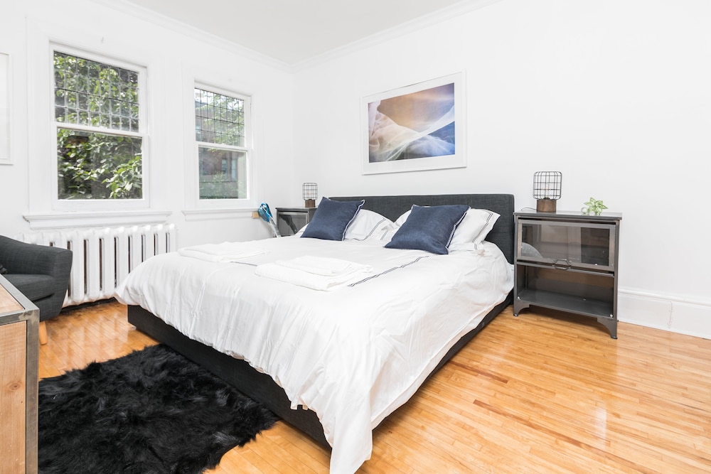 Applewood Suites - Bathurst & College - Image 5