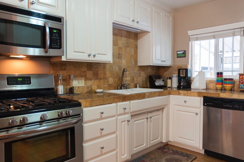 Large Groups Sequoia Park, CA Coast Wineries, Skiing. Enjoy Fire Pit, Hot Tub, Outdoor Kitchen