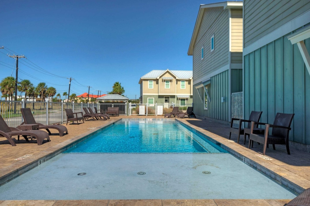 Sleeps 19 2 Homes w/ Pool, Foosball+shuffleboard Mins to the Beach + Shops
