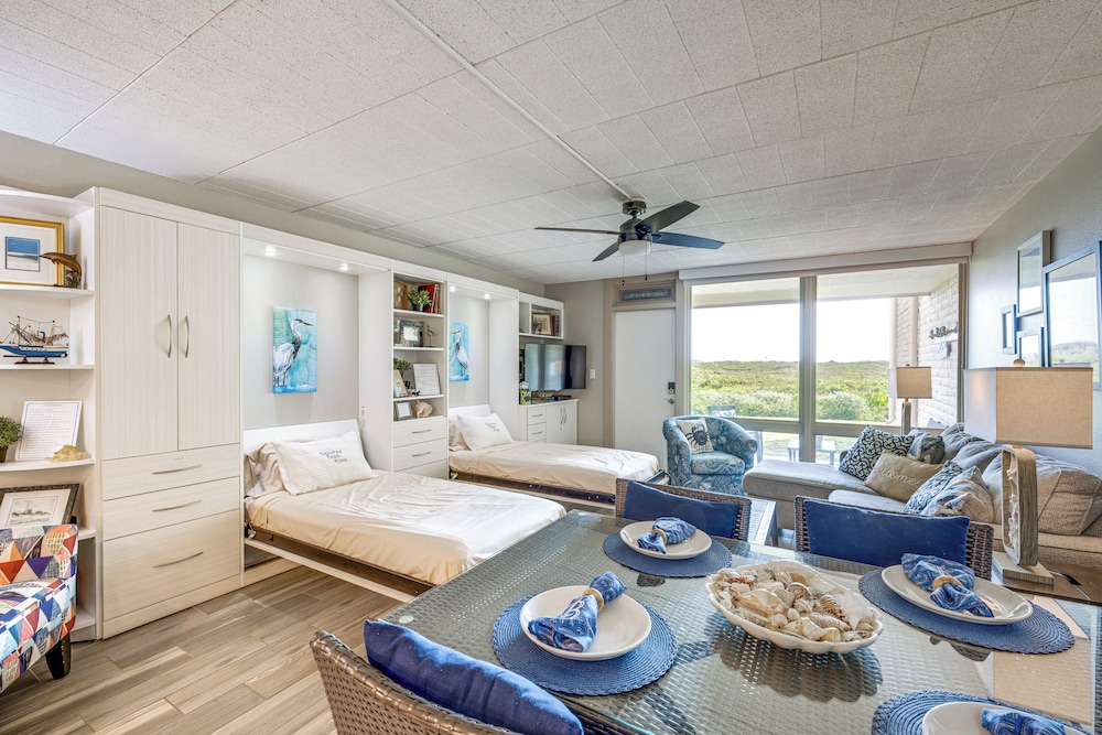 Steps to Beach & Boardwalk: Condo in Port Aransas!